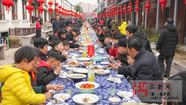 德清：長桌宴 鬧新春_fororder_1673951051610_63c6774b159bb80b99567334