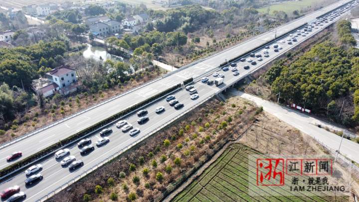湖州：高速公路迎來節前最後一波返鄉車流_fororder_1674135995490_63c949bb159bb80b9956b38c