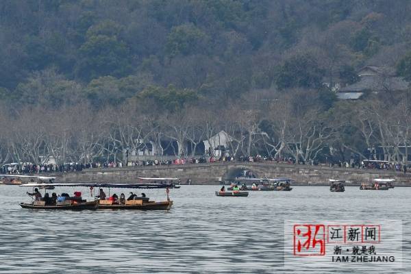 杭州：春節假期接近尾聲 西湖人氣依舊“火熱”_fororder_1674743225303_63d28db9159bb80b99573bec