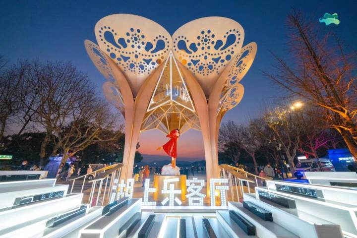 年味裏的消費“開門紅” 杭州市中心春節消費額遠超去年同期_fororder_1674829705283_63d3df89159bb80b99574fc4