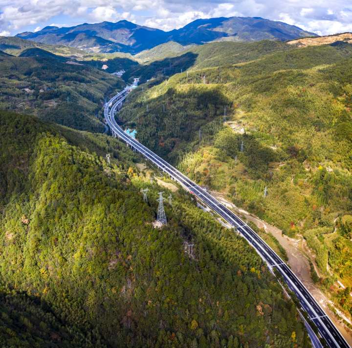 翻山越嶺只為你！景文高速通車 浙西南山區高速共富路成網_fororder_1672798825752_63b4e269159bb80b9954d4dd