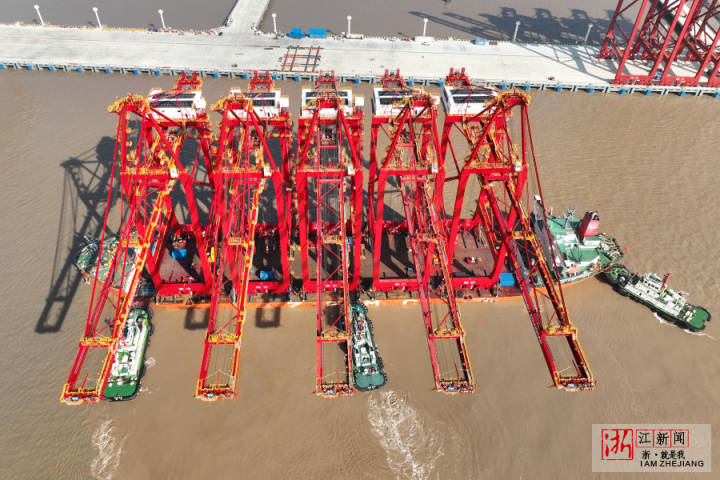 寧波舟山港：大浦口碼頭又一批新設備到港_fororder_1673132465283_63b9f9b1159bb80b995541a9