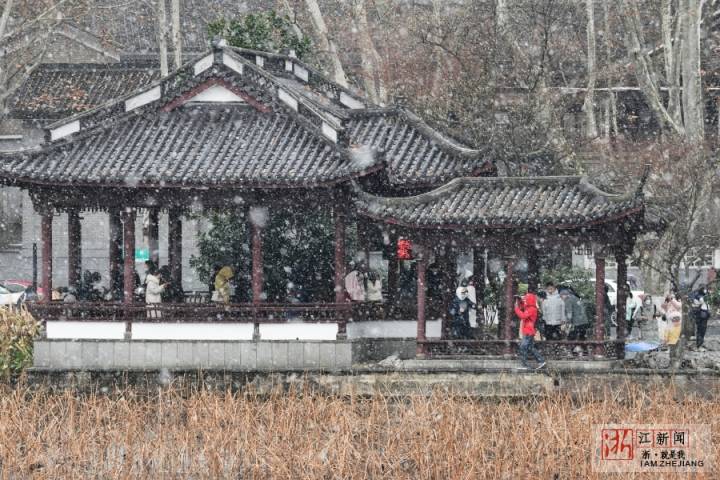 杭州：寒潮發力 西湖飄雪_fororder_1673775105246_63c3c801159bb80b9956368c