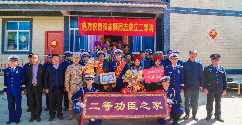 昆明市消防救援支隊開展送獎到崗到家活動_fororder_2