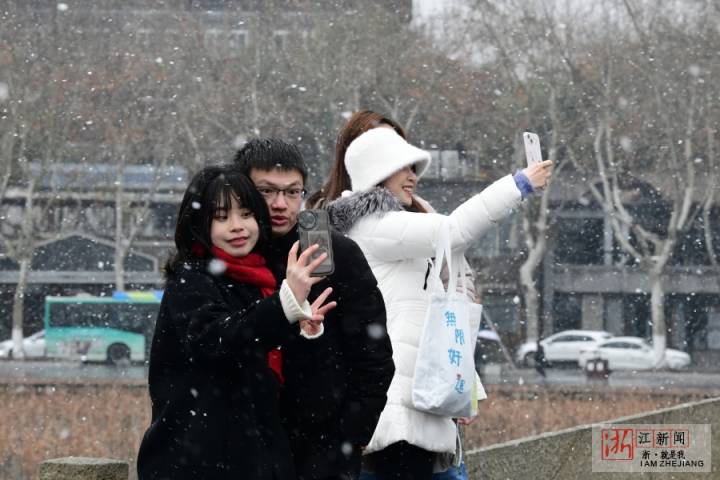 杭州：寒潮發力 西湖飄雪_fororder_1673775105216_63c3c801159bb80b99563688