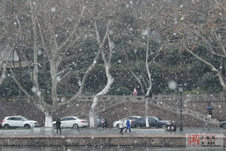 杭州：寒潮發力 西湖飄雪_fororder_1673775105243_63c3c801159bb80b9956368a