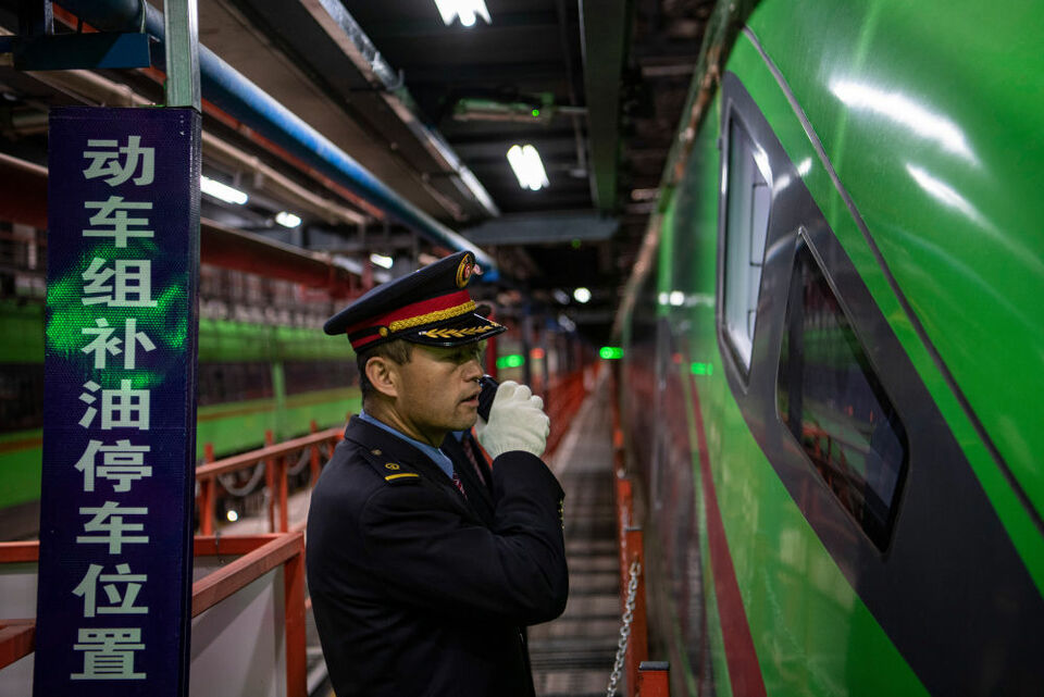 （新華全媒+·新春走基層）坐上自己曾駕駛的火車，他沿著青藏線回家過年