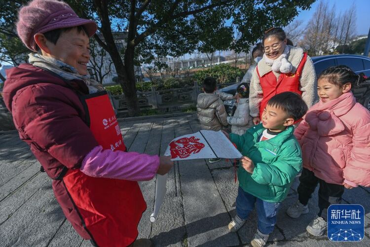 巧手剪紙迎兔年