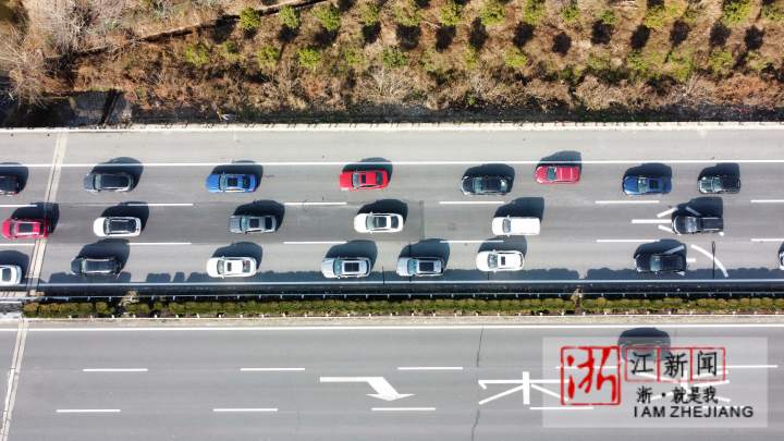 湖州：高速公路迎來節前最後一波返鄉車流_fororder_1674135995495_63c949bb159bb80b9956b38d