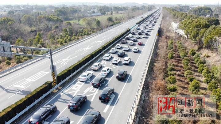 湖州：高速公路迎來節前最後一波返鄉車流_fororder_1674135995500_63c949bb159bb80b9956b38e