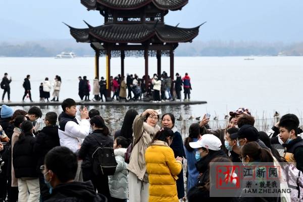 杭州：春節假期接近尾聲 西湖人氣依舊“火熱”_fororder_1674743225324_63d28db9159bb80b99573bee