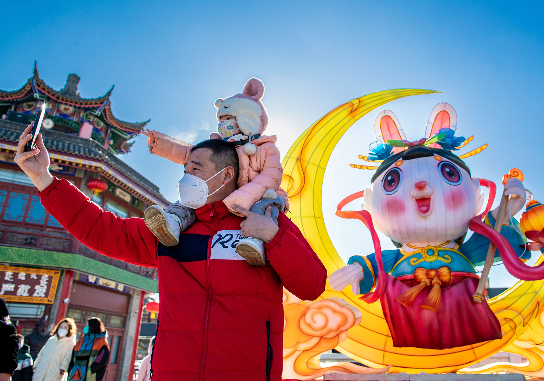 呼和浩特：非遺廟會賀新春_fororder_2023年1月27日，呼和浩特，遊客在“塞上老街非遺廟會”上拍照留念。20230127-B86I3019