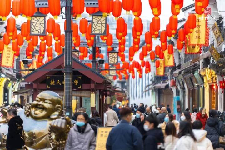 年味裏的消費“開門紅” 杭州市中心春節消費額遠超去年同期_fororder_1674829705323_63d3df89159bb80b99574fc6