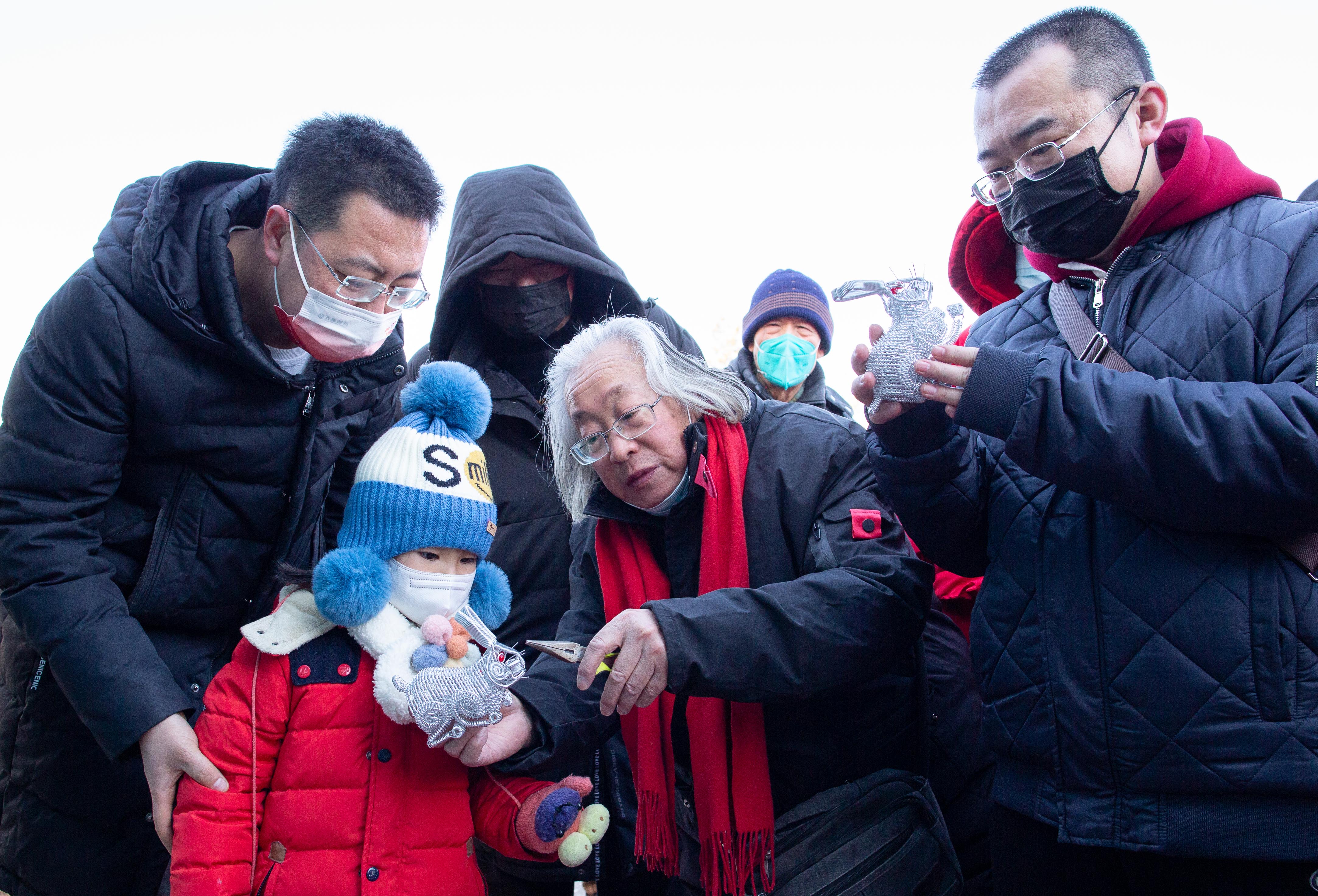 呼和浩特：民俗鬧新春_fororder_4——2023年1月29日，非遺項目傳承人賈茂田在呼和浩特市玉泉區塞上老街歷史文化街區為遊客展示金屬絲編工藝品製作技藝。20230129-4E6A7953