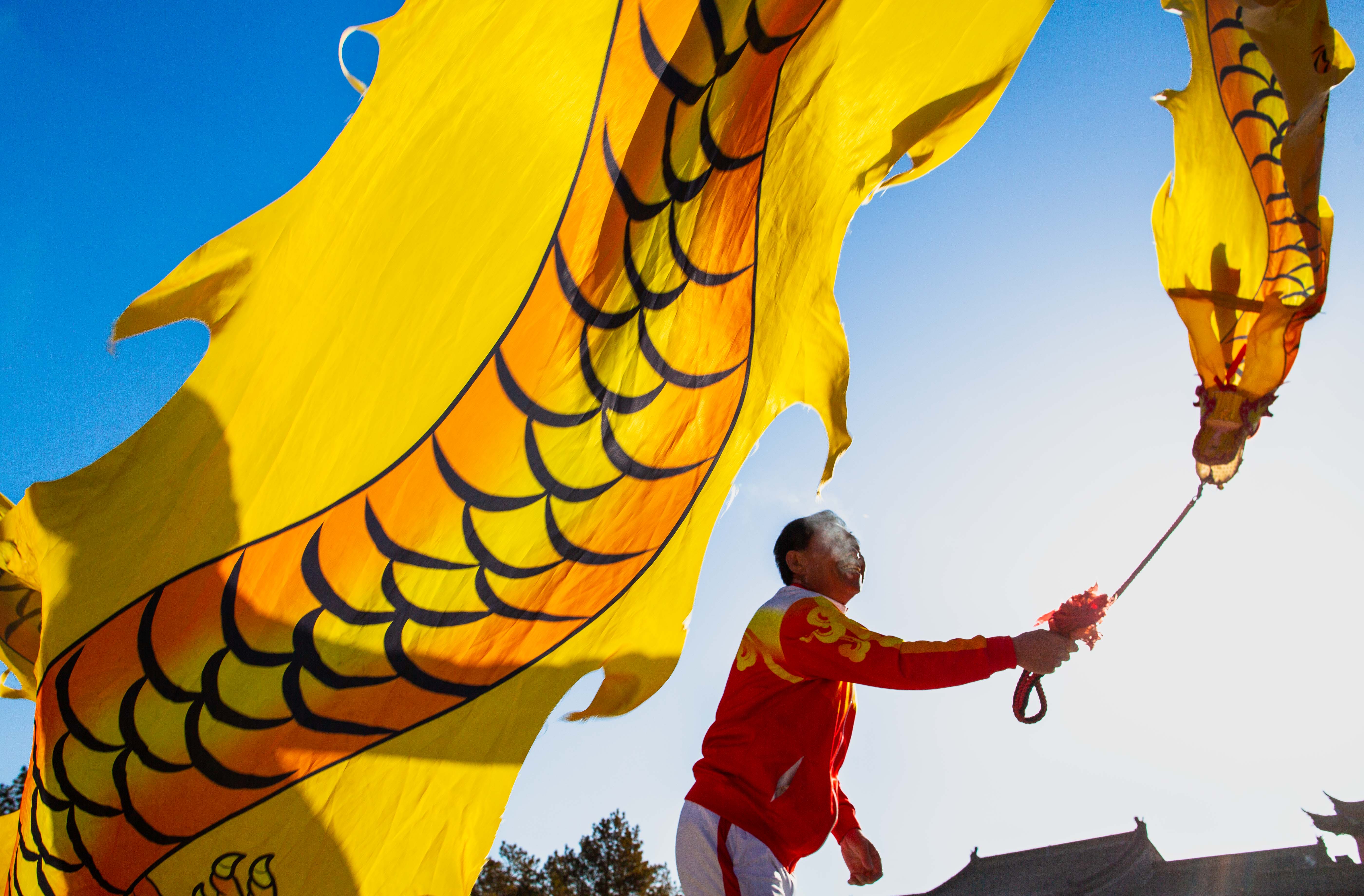 呼和浩特：民俗鬧新春_fororder_3——2023年1月29日，民間藝人在呼和浩特市玉泉區塞上老街歷史文化街區進行舞空竹龍表演。 20230129-4E6A8253