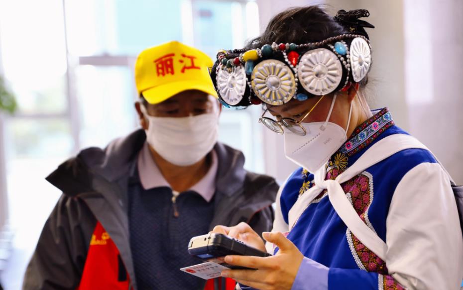 雲南麗江至昆明務工專列提供民族特色服務_fororder_1