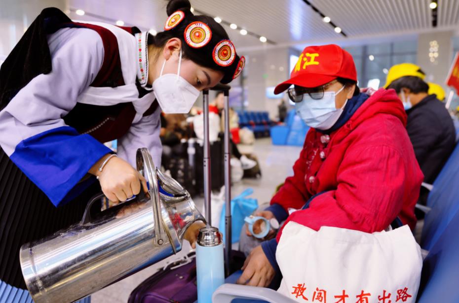 雲南麗江至昆明務工專列提供民族特色服務_fororder_3