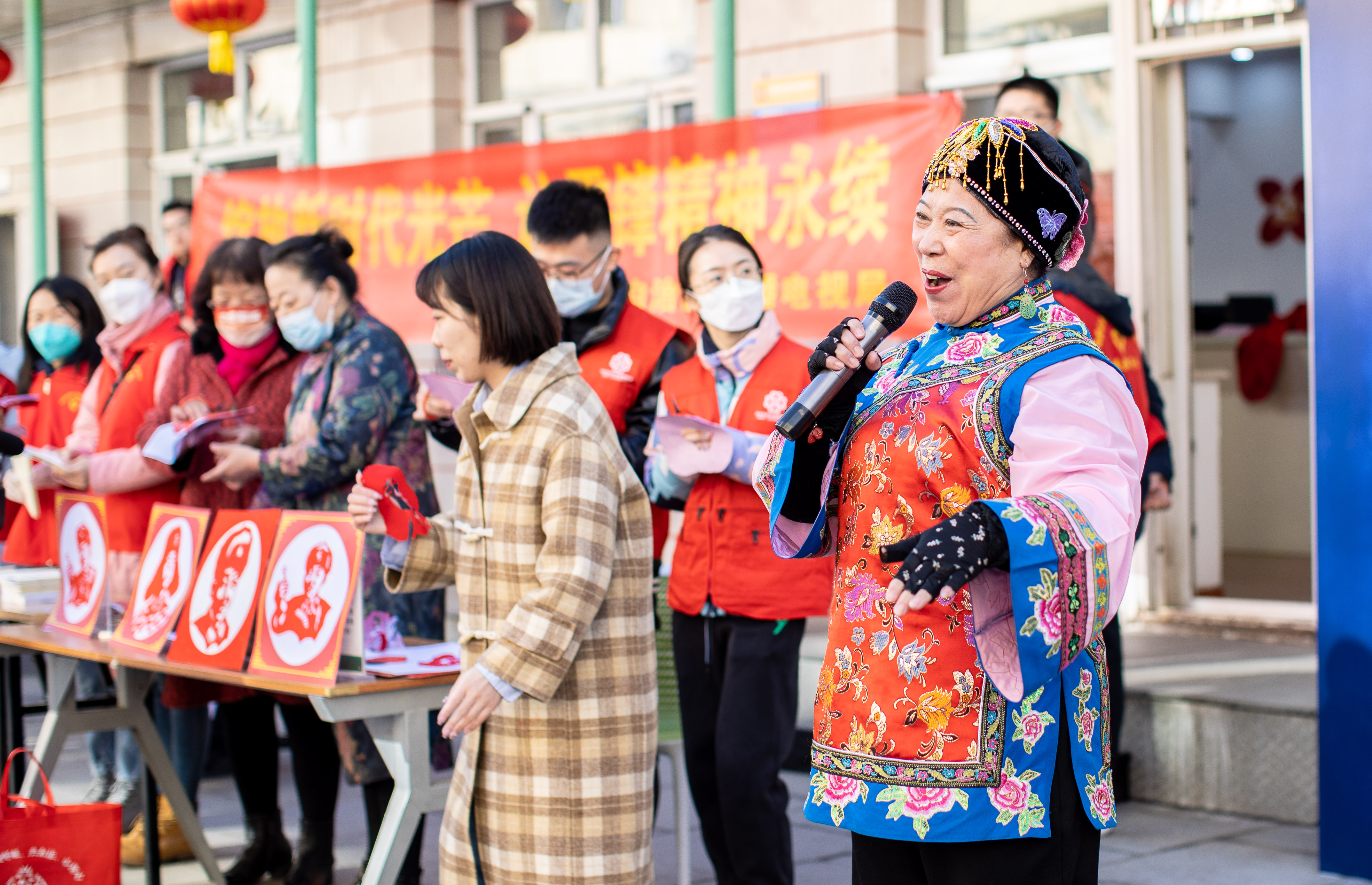 呼和浩特市玉泉區：尋雷鋒足跡 揚志願精神_fororder_8——2023年3月3日，呼和浩特市玉泉區清泉街社區文化志願者為居民表演二人臺《文明創建入人心》。20230303-A01I3099