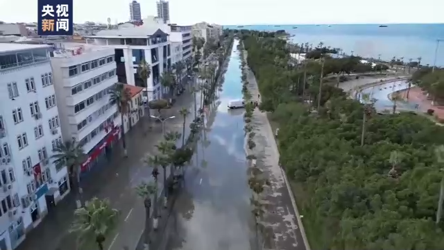 總臺記者直擊丨不顧嚴寒 土耳其震區災民留守搜救現場等候親人消息