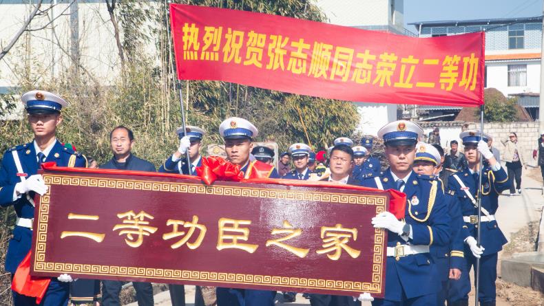 昆明市消防救援支隊開展送獎到崗到家活動_fororder_4