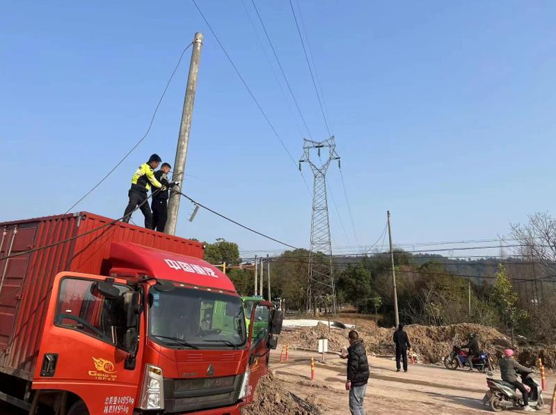 浙江武義：電纜垂落致交通擁堵 警民合力保道路暢通_fororder_微信截圖_20230224115845