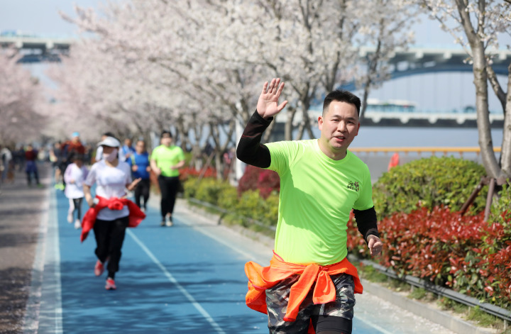 杭州浪漫“櫻花跑”開跑 一路奔向“大蓮花”_fororder_1679803122042_641fc2f2fc222e00010d7e0b