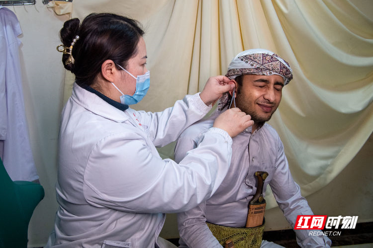 超興奮！外國留學生在湖南組團體驗中醫魅力