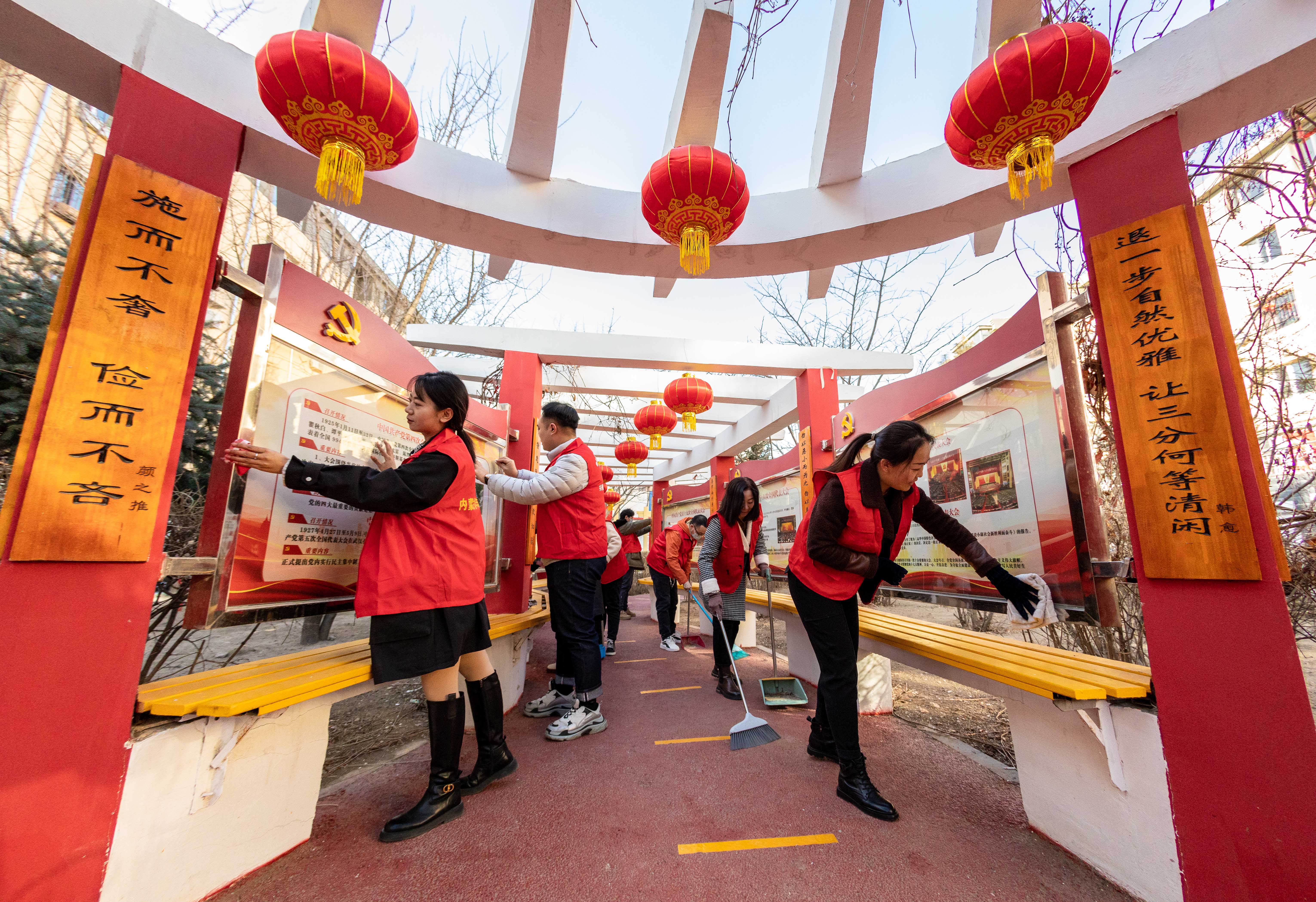 呼和浩特市玉泉區：尋雷鋒足跡 揚志願精神_fororder_2——2023年3月3日，呼和浩特市玉泉區清泉街社區志願者在清潔社區文化長廊。20230303-AW8A2260