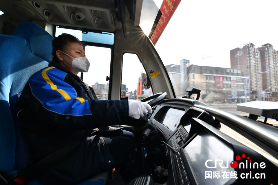 【奮進的中國人·兩會新面孔】何少花代表：對乘客負責是最長情的告白_fororder_02