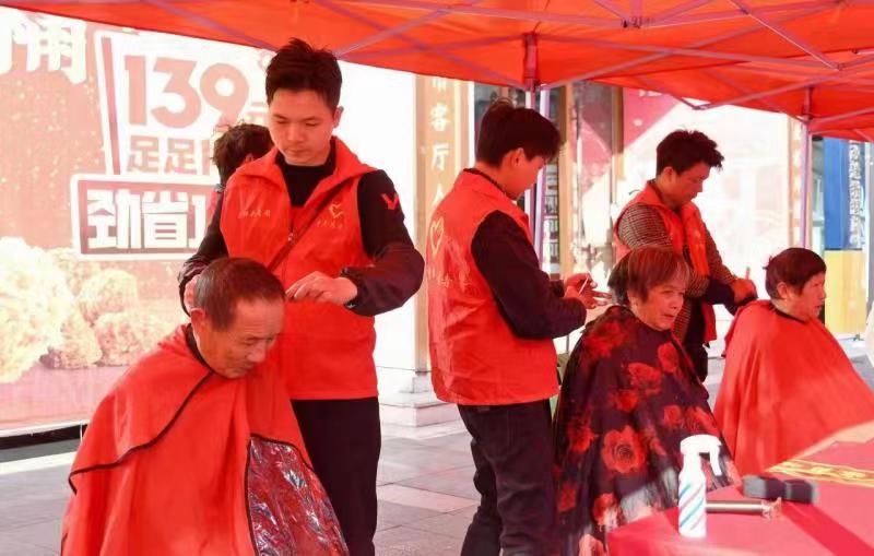 湖南新邵：滿城“志願紅” 共創“文明城”_fororder_義務理髮