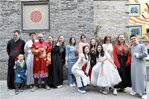 Overseas Internet Influencers and Youths of the Belt and Road Have Immersive Trip in Shenyang's Laobeishi Pedestrian Street_fororder_遼寧2