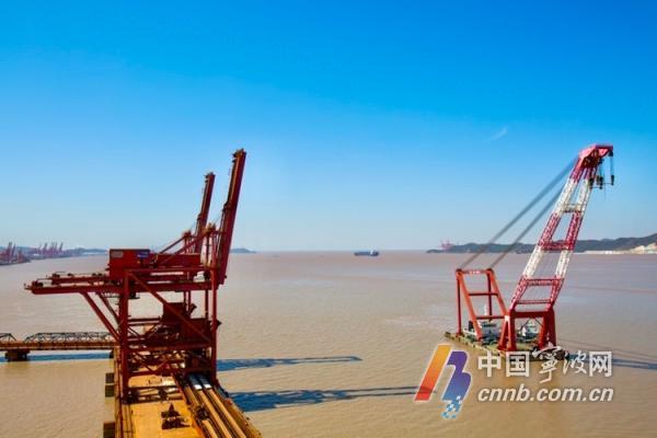 千噸起重巨無霸浮吊靠泊 助力寧波舟山港再添新“重器”_fororder_00300884416_c1d73d34
