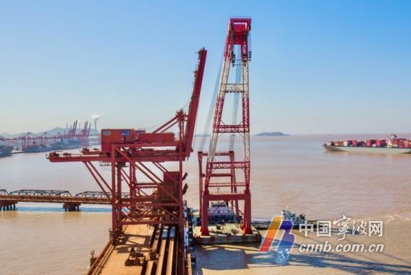 千噸起重巨無霸浮吊靠泊 助力寧波舟山港再添新“重器”_fororder_00300884417_41412793