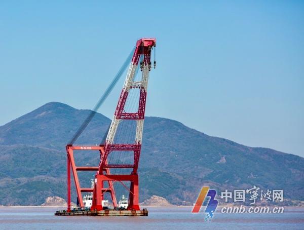 千噸起重巨無霸浮吊靠泊 助力寧波舟山港再添新“重器”_fororder_00300884415_8141e864