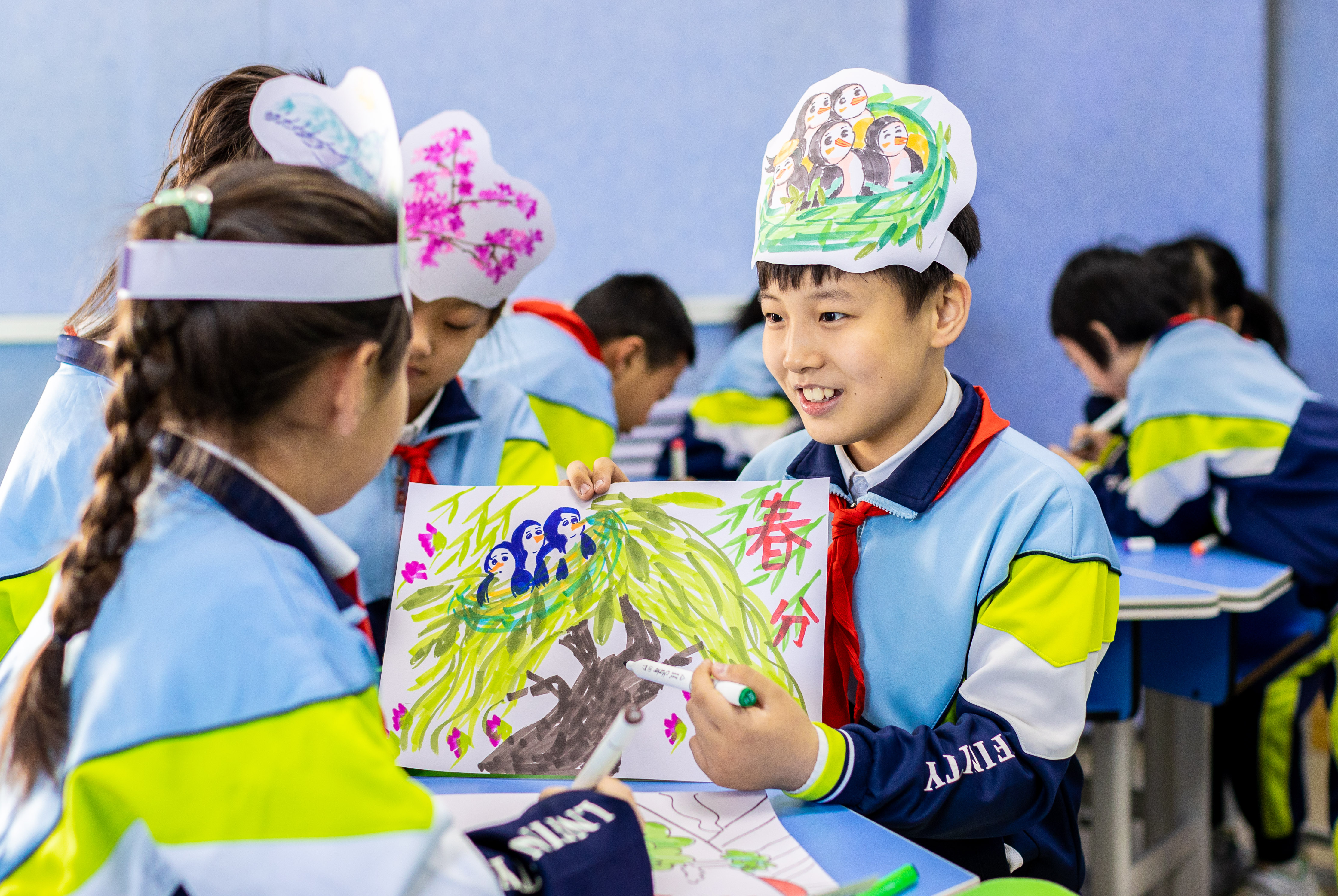 呼和浩特：學民俗 迎春分_fororder_3——2023年3月20日，內蒙古呼和浩特市玉泉區恒昌店巷小學學生繪製以“春分節氣”為主題的繪畫作品。A01I5614