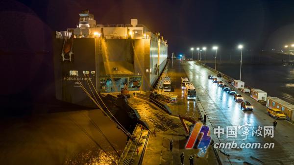 寧波舟山港完成最大批次挖掘機滾裝出海_fororder_00300887856_75e1de8e