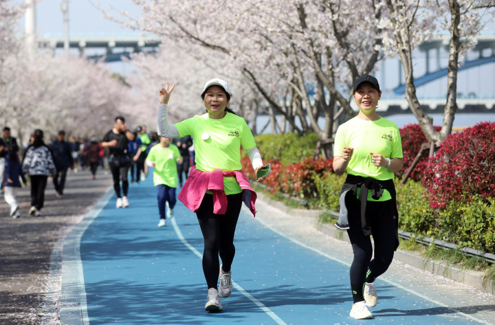 杭州浪漫“櫻花跑”開跑 一路奔向“大蓮花”_fororder_1679803118833_641fc2eefc222e00010d7dff