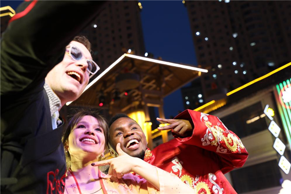Overseas Internet Influencers and Youths of the Belt and Road Have Immersive Trip in Shenyang's Laobeishi Pedestrian Street_fororder_遼寧3