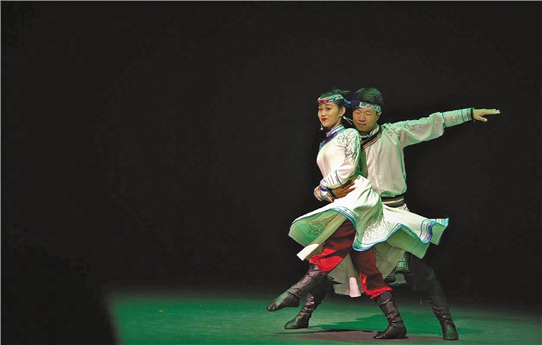 呼倫貝爾烏蘭牧騎惠民展演燃爆全城_fororder_2704658_an_1681375918588_s