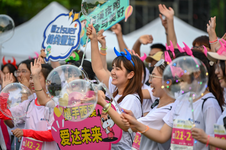 浪漫滿分！西溪濕地情侶熒光跑_fororder_1684587572336_6468c4342d7c35000144884a