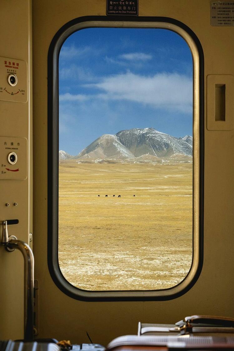 他為何要對著列車敬禮？