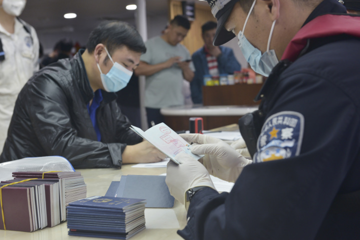 “大洋”號科考船完成首個科考航次任務後從舟山口岸入境_fororder_1683457659459_6457867bd3e83800018e4709