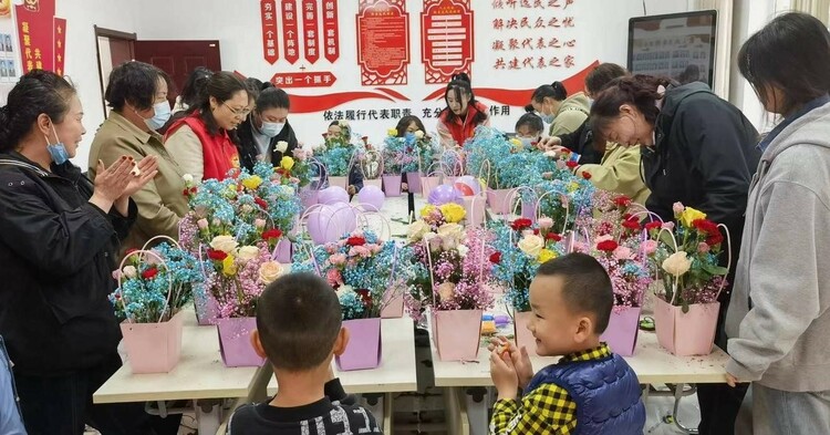 【金昌】甘肅金昌：河西堡鎮銀河路社區開展“巧手頌母愛 為愛‘花’時間”母親節主題活動_fororder_2