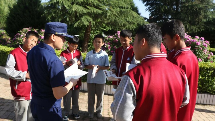 【原創】慶陽寧縣：消防救援部門開展“書卷之香飄校園 消防知識記心間”消防宣傳贈書活動_fororder_2