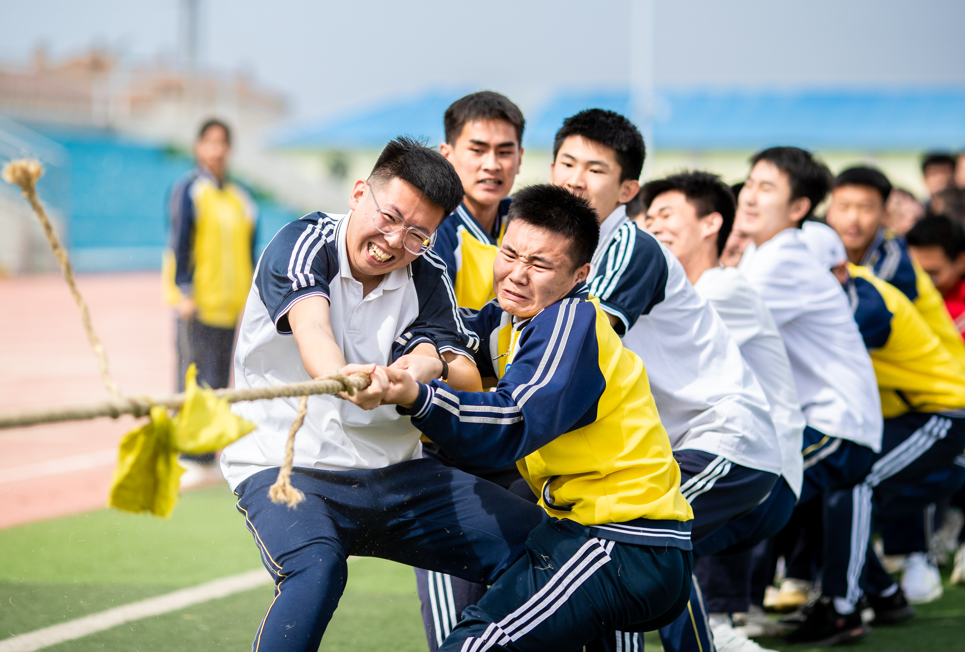 呼和浩特：莘莘學子怡悅迎高考_fororder_4——5月23日，呼和浩特市第十二中學高三年級學生在進行拔河比賽。丁根厚 攝  20230523-B86I2579
