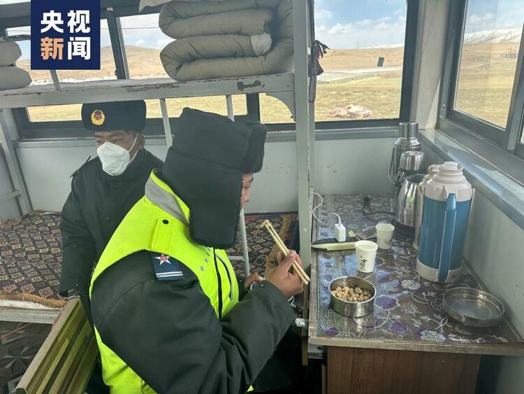 他為何要對著列車敬禮？