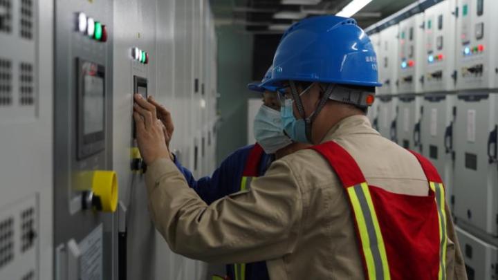 港口節能減碳“加速度”，寧波實現四大集裝箱港區高壓岸電全覆蓋_fororder_1685502380983_6476b9acd0ff8e0001f477e2