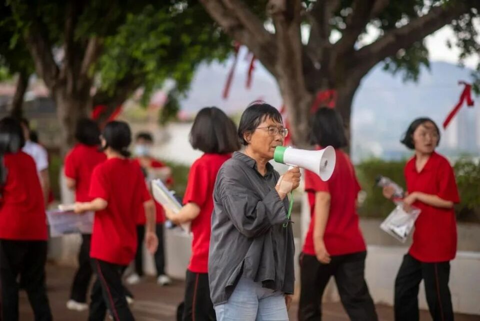 連續13年送考，張桂梅的故事，這次又讓人淚目了……