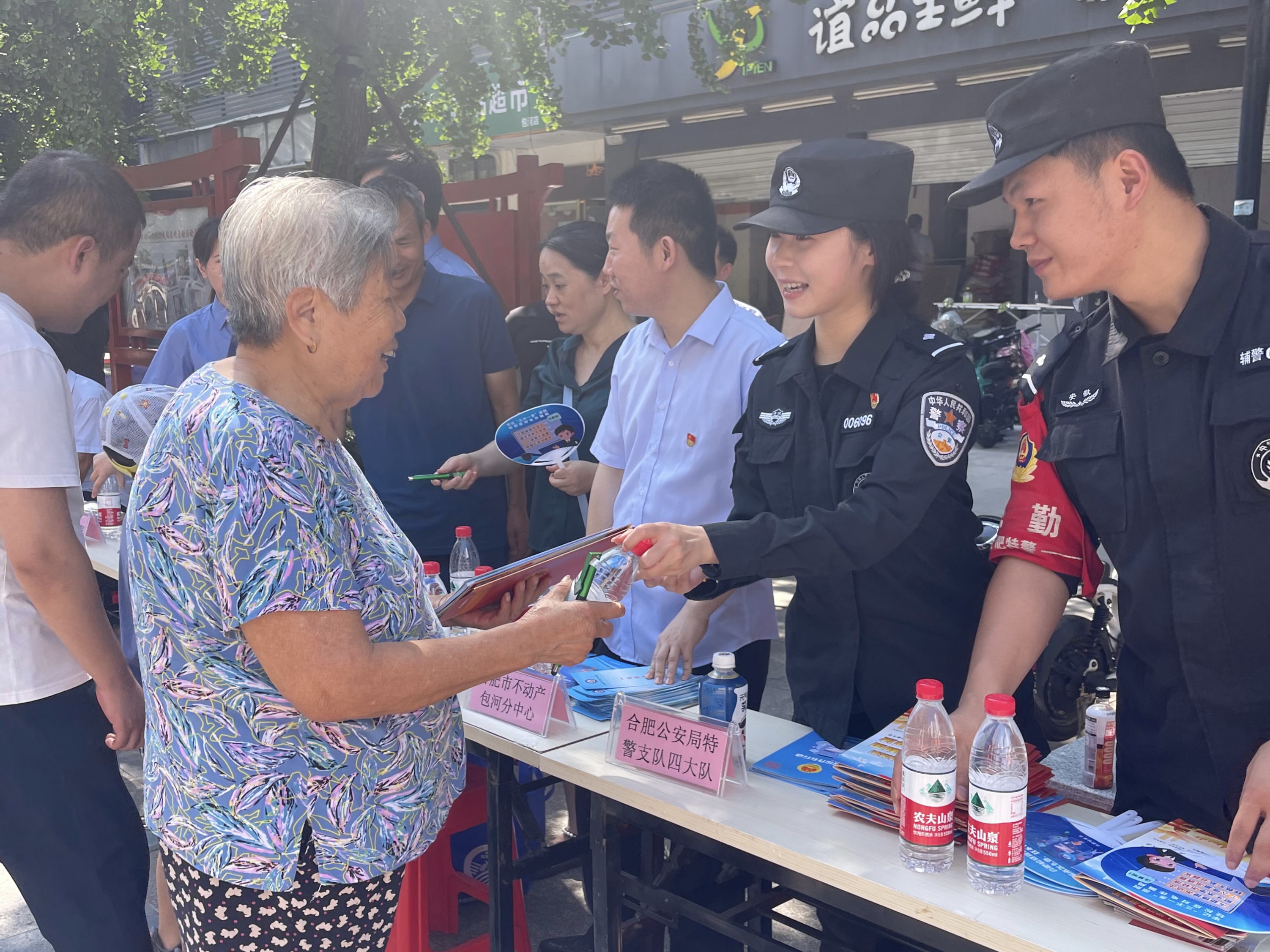 合肥特警前往望湖社區參加迎七一主題志願者黨日活動_fororder_微信圖片_20230630170913
