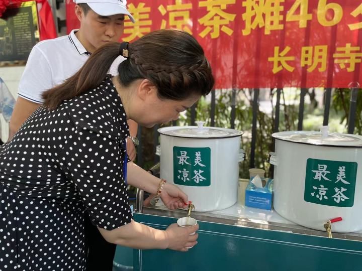 頭伏第一天，陪伴杭州人46年的“最美涼茶攤”準時出攤_fororder_1689060297861_64ad03c932e8f5000153313a